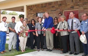 Ceremonia de inauguración de los Departamentos Fenner Square en Goliad, Tejas.